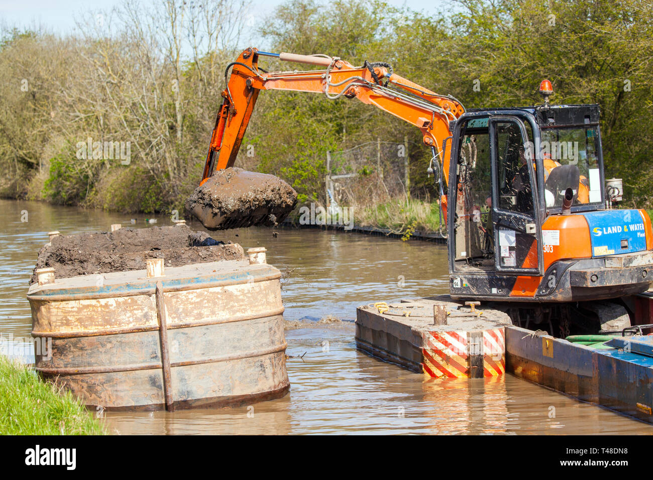 Wartung Reparatur und Ausbaggern der Macclesfield Canal bei Buglawton Cheshire England Großbritannien durchgeführt wird, Stockfoto