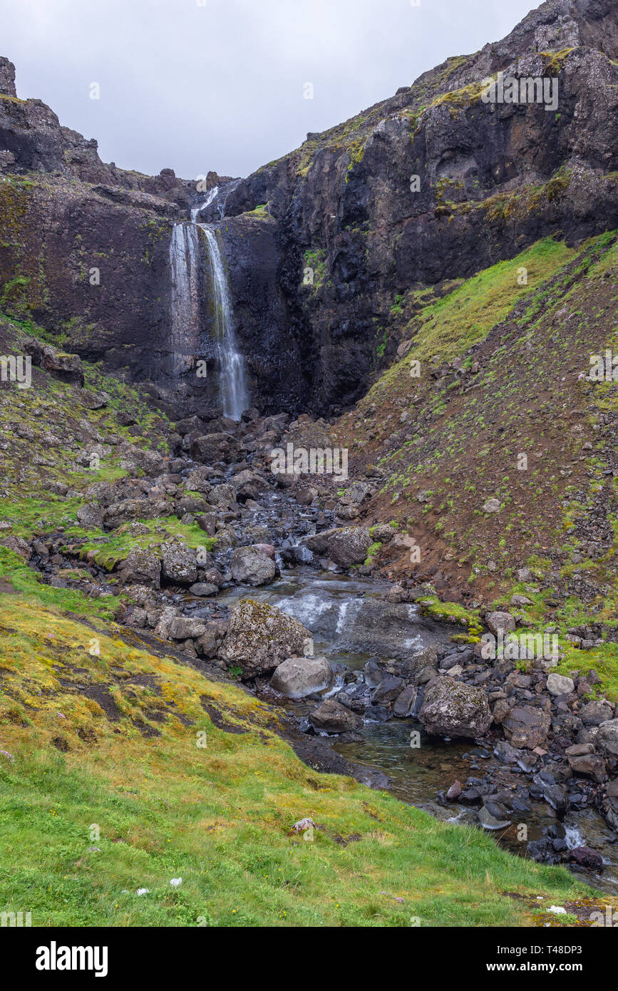 Kleiner Wasserfall im Osten von Island Stockfoto