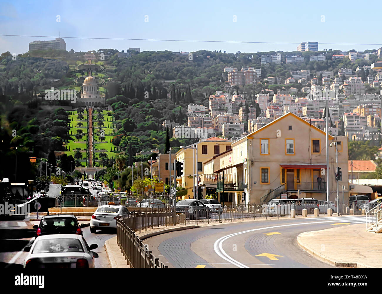 HAIFA, Israel - 18. SEPTEMBER 2017: Auf der sreet von Haifa und Anzeigen der Bahai Gärten Stockfoto