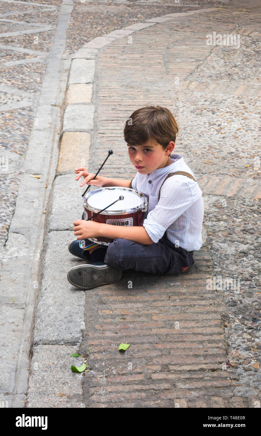 Little Drummer Boy allein in Sevilla, Spanien sitzen Stockfoto