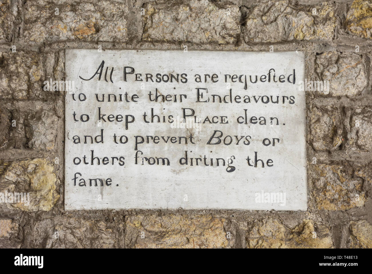 Alte lokale öffentliche Bekanntmachung in der Gasse, Church Road, Hythe, Kent, England, Vereinigtes Königreich Stockfoto