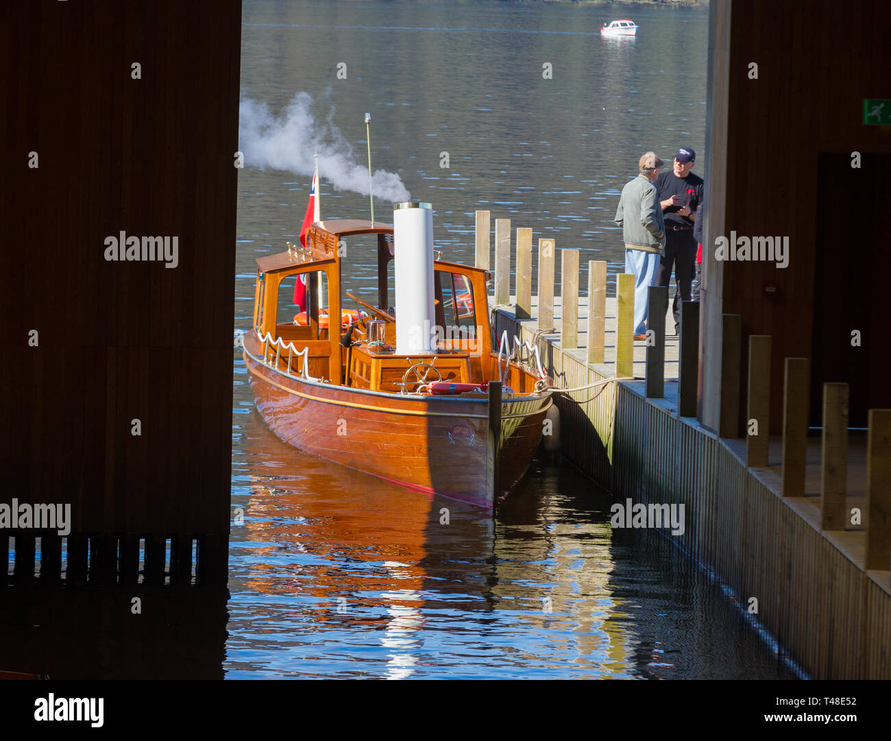 Ihr Besuch in Windermere Jetty unvergessliche buchung Heritage Bootsfahrt auf dem See an Bord Osprey, einer unserer voll im Edwardianischen Stil restauriert, Stockfoto