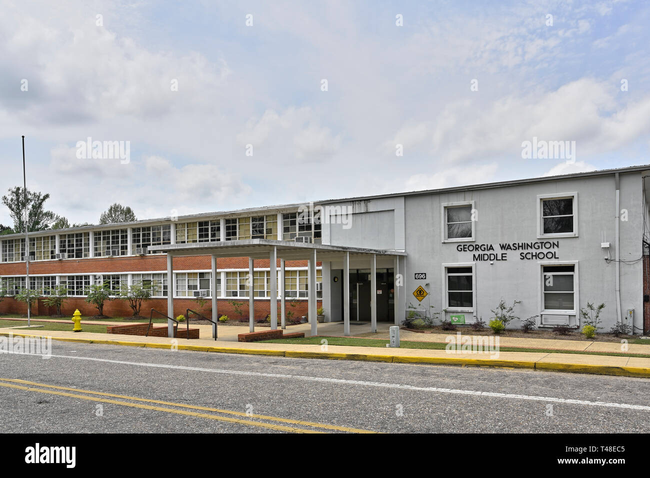 Alte ländliche öffentliche Schule Gebäudes aus den 50er oder 60er Jahren in Alabama, USA. Stockfoto