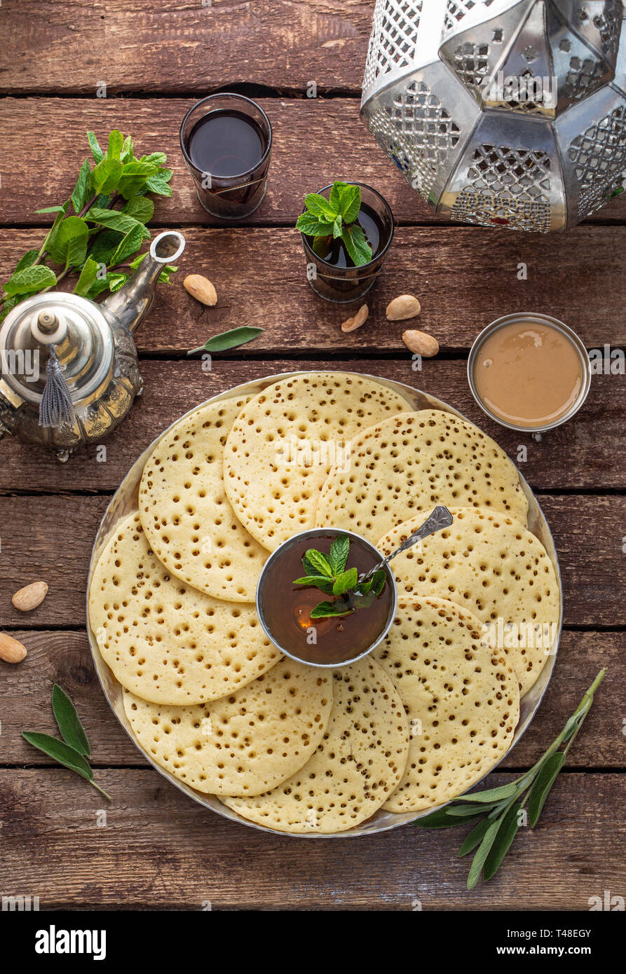 Blick von oben auf die marokkanische Pfannkuchen mit Pfefferminztee Stockfoto