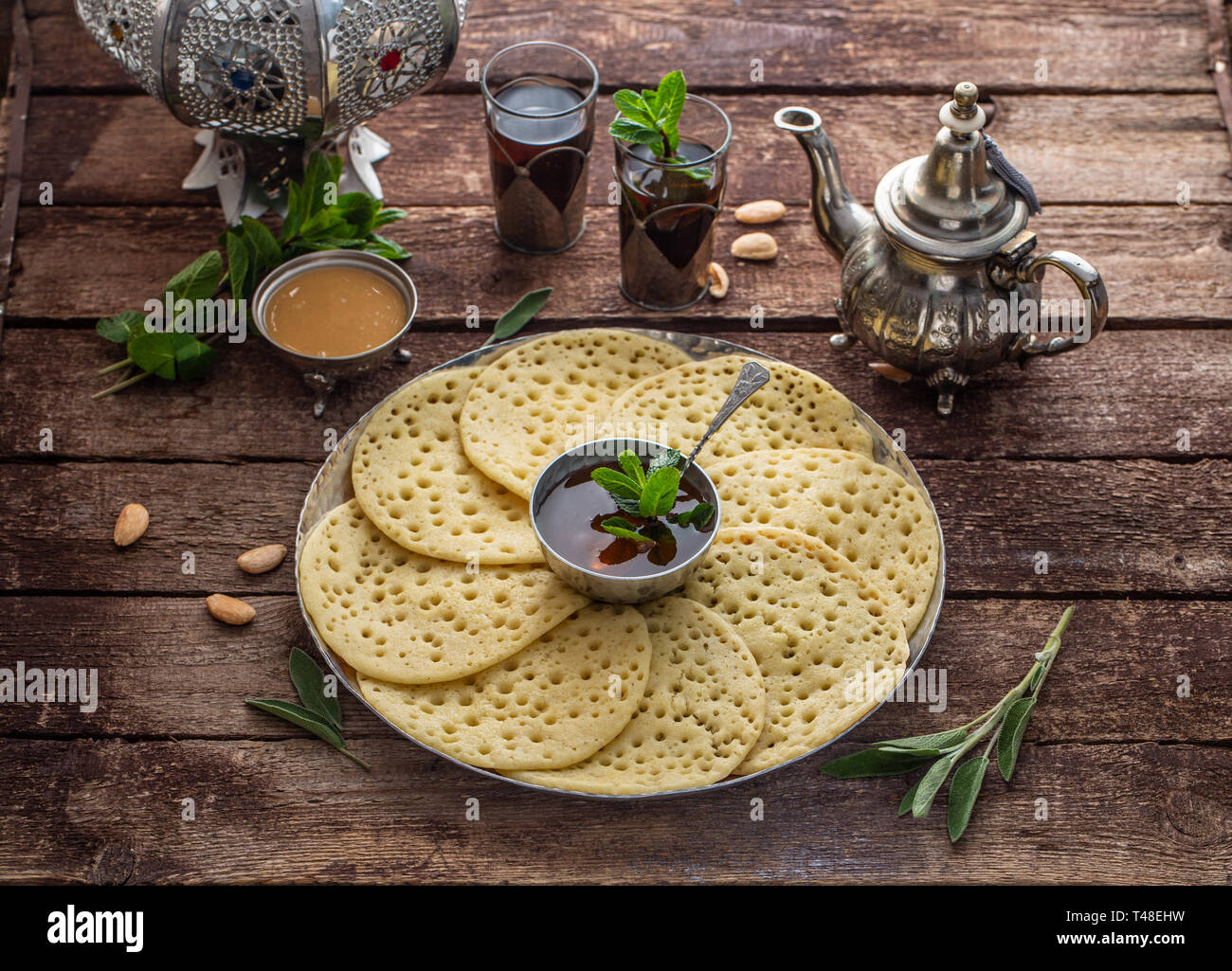 Marokkanisches Frühstück mit Baghrir, Minze Tee und Honig, kopieren Raum Stockfoto