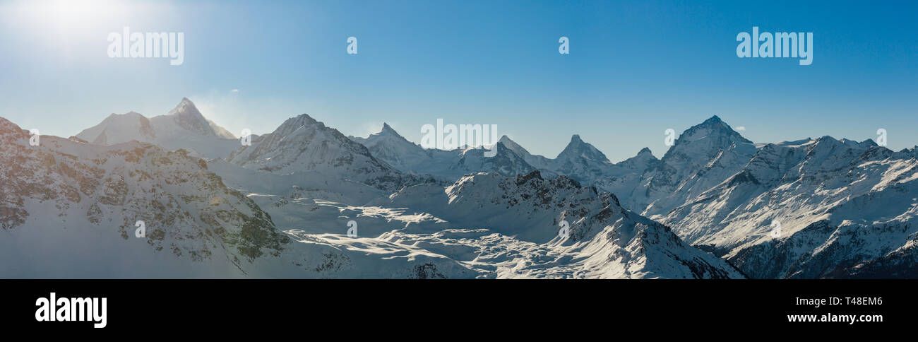 Panoramablick auf einige der höchsten Berge der Schweiz (Dent Blanche, Matterhorn, Weisshorn, Bishorn). Stockfoto