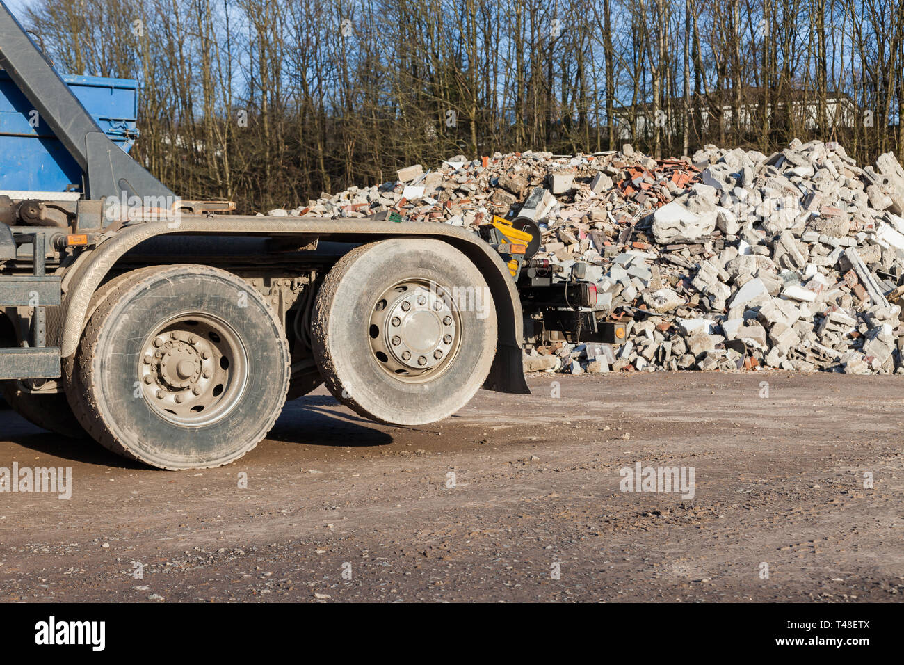 Recycling-Lkw mit Schutt im Hintergrund Stockfoto