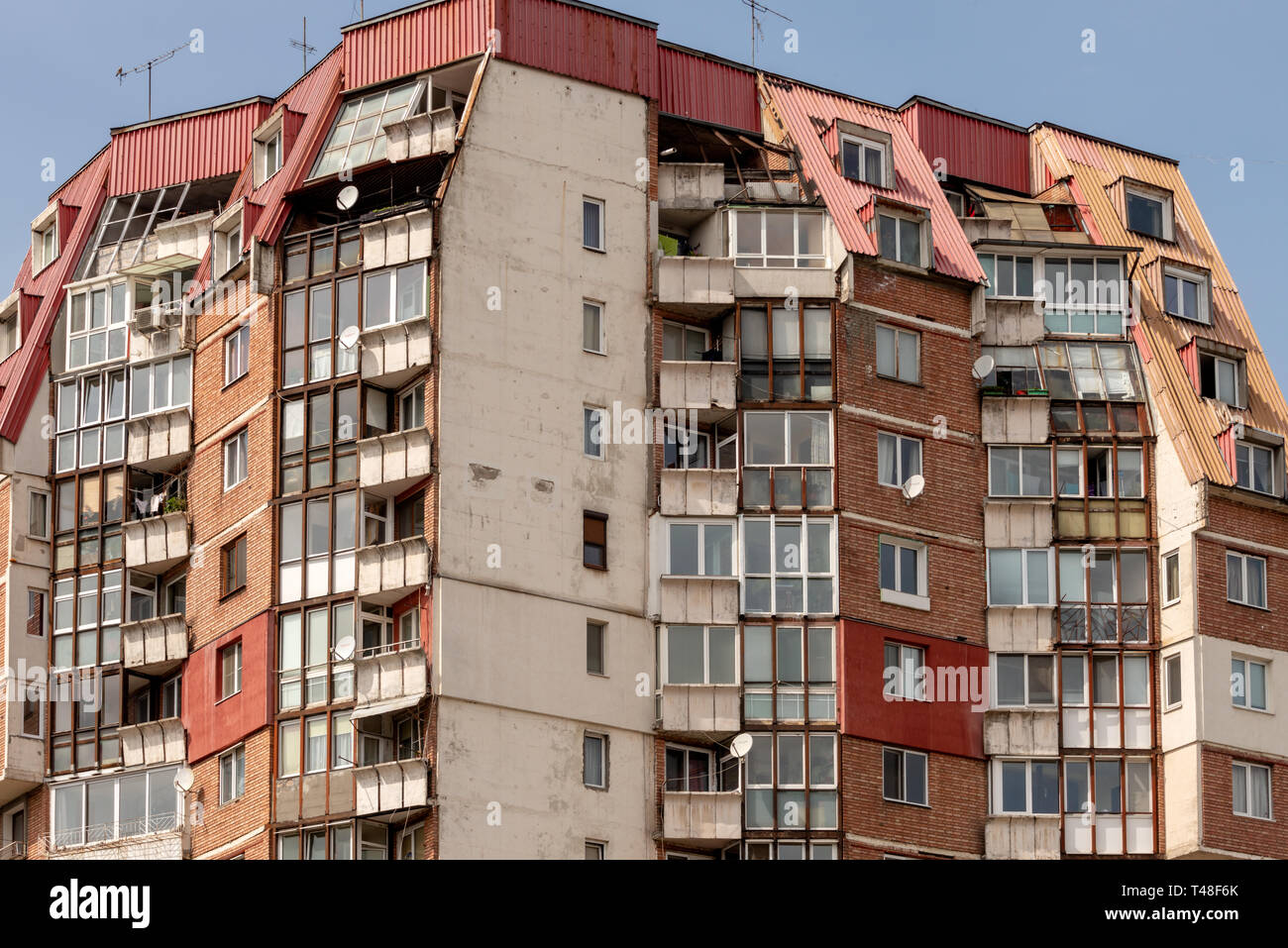 Brutalistische Architektur Hochhausbaustein aus Wohnungen und Osteuropa Hochhaus-Brutalismusarchitektur in Sofia, Bulgarien, Osteuropa, EU Stockfoto