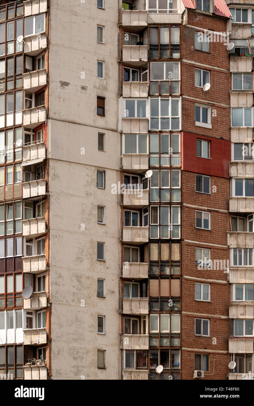 Hochhausbausteine mit Brutalistischer Architektur in Sofia, Bulgarien. Osteuropäische Hochhaus-brutalistische Architektur. Stockfoto