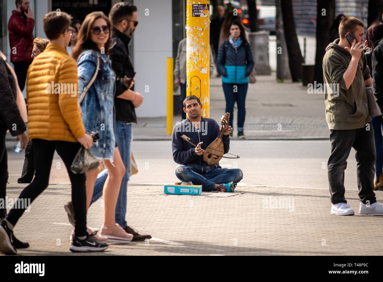Zigeuner Straßenmusiker bettelte auf den Straßen um Geld mit einem traditionellen Musikinstrument „Gadulka“. Falscher Musiker, Sofia, Bulgarien, Balkan Stockfoto
