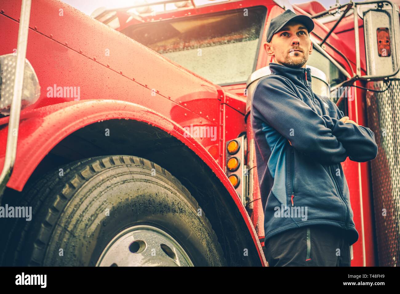 Trucking Business Industrie. Kaukasische Semi-LKW-Fahrer in seinem Fahrzeug. Stockfoto