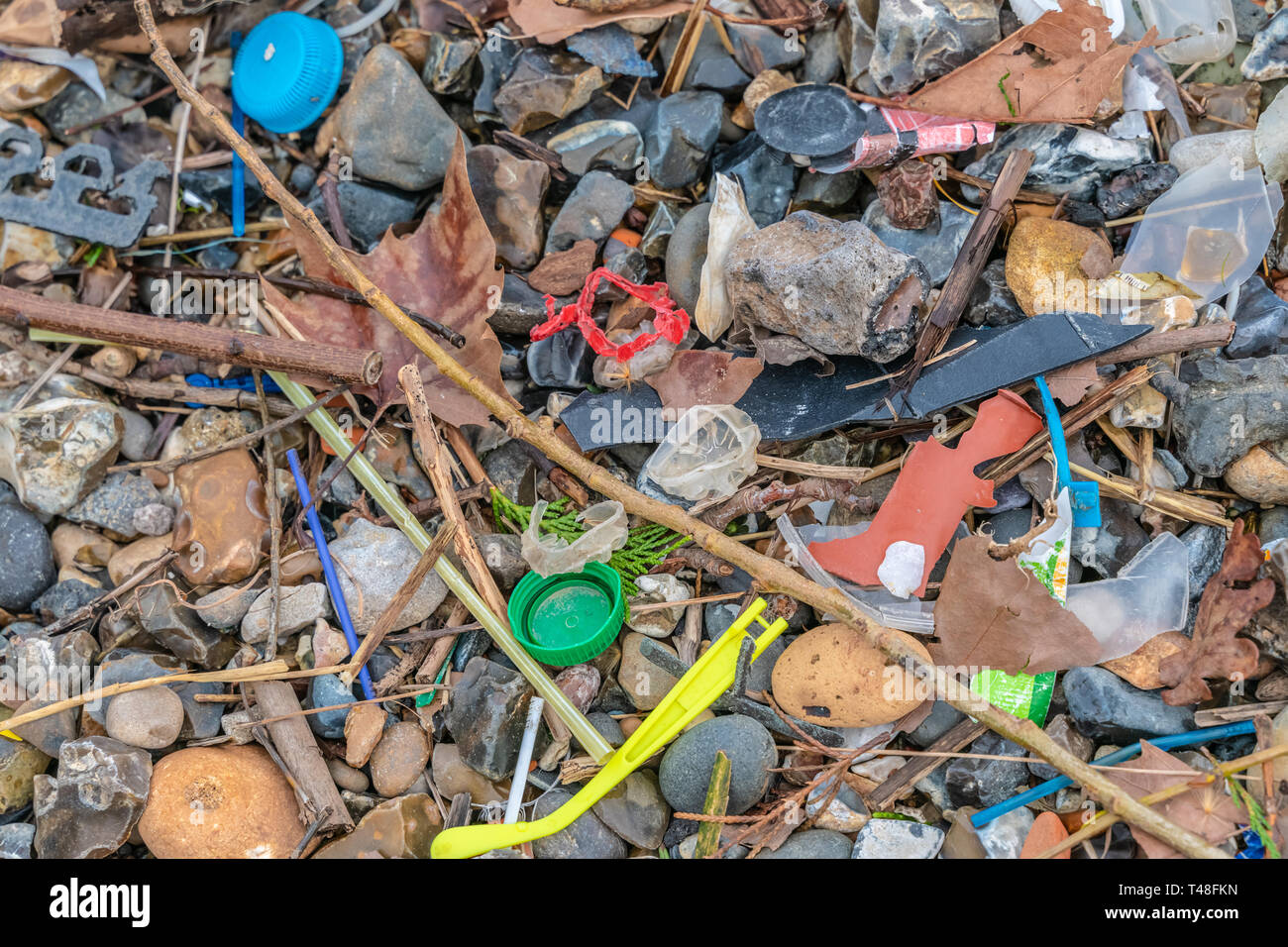 Kunststoff Verschmutzung gefunden am Strand. Die Ansammlung von Kunststoff Objekte in die Umgebung der Erde wirkt sich negativ auf die Tierwelt und die Menschen. Stockfoto