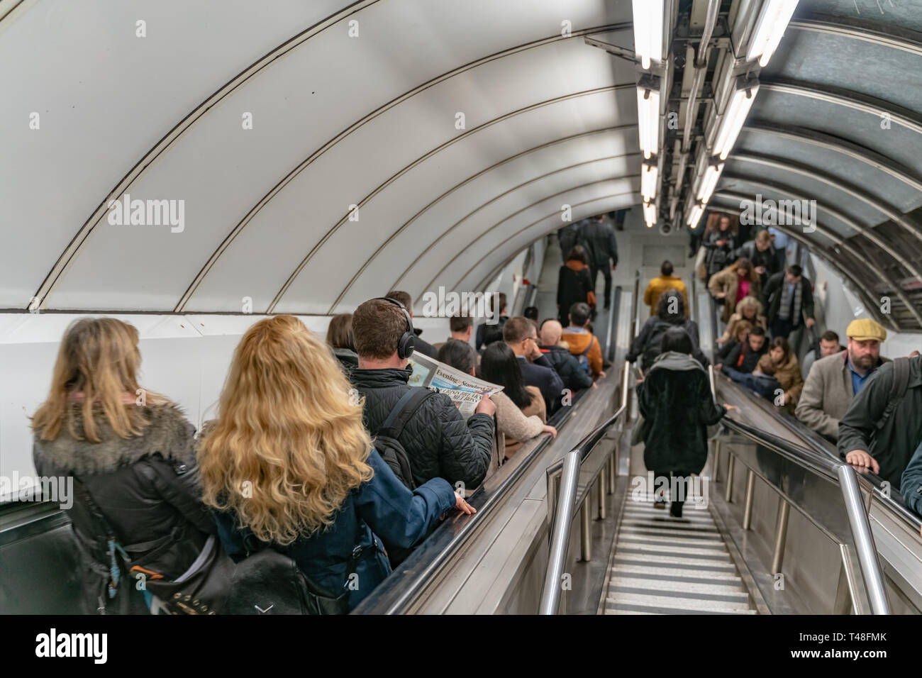 London, Großbritannien - 05, März 2019: Die Bank in der Londoner U-Bahn Station verwenden Menschen die Rolltreppe bei rush hour. Stockfoto