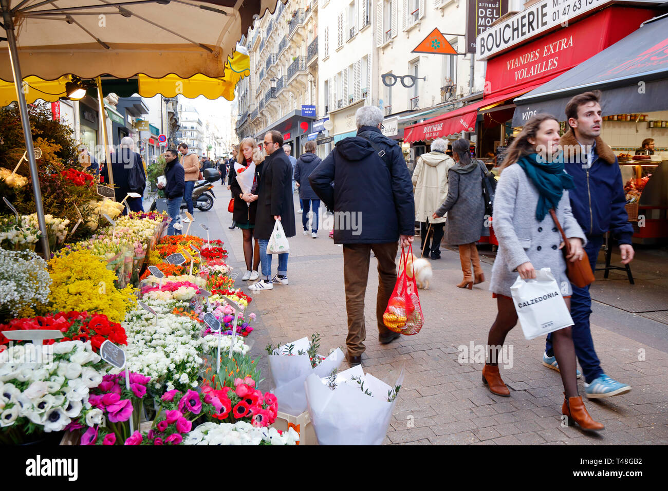 Menschen die Geschäfte auf der Rue de Lévis im Batignolles im 17. arrondissement von Paris, Frankreich (16. März 2019) Stockfoto