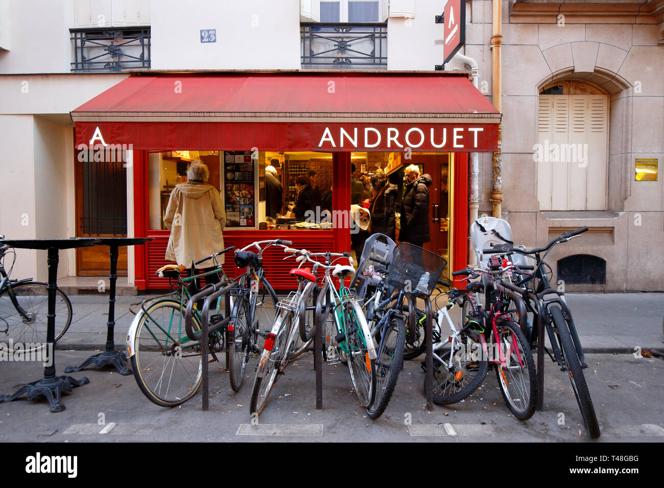 Fromagerie Androuet, 23 Rue de la Terrasse, Paris, Frankreich. Außenlager eines Käseladens im Villiers-Viertel. Androüet Stockfoto