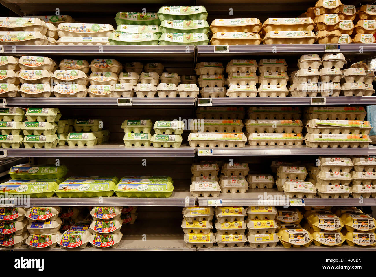 Verschiedene Marken von Eiern, die in einem Supermarkt in Paris, Frankreich Stockfoto