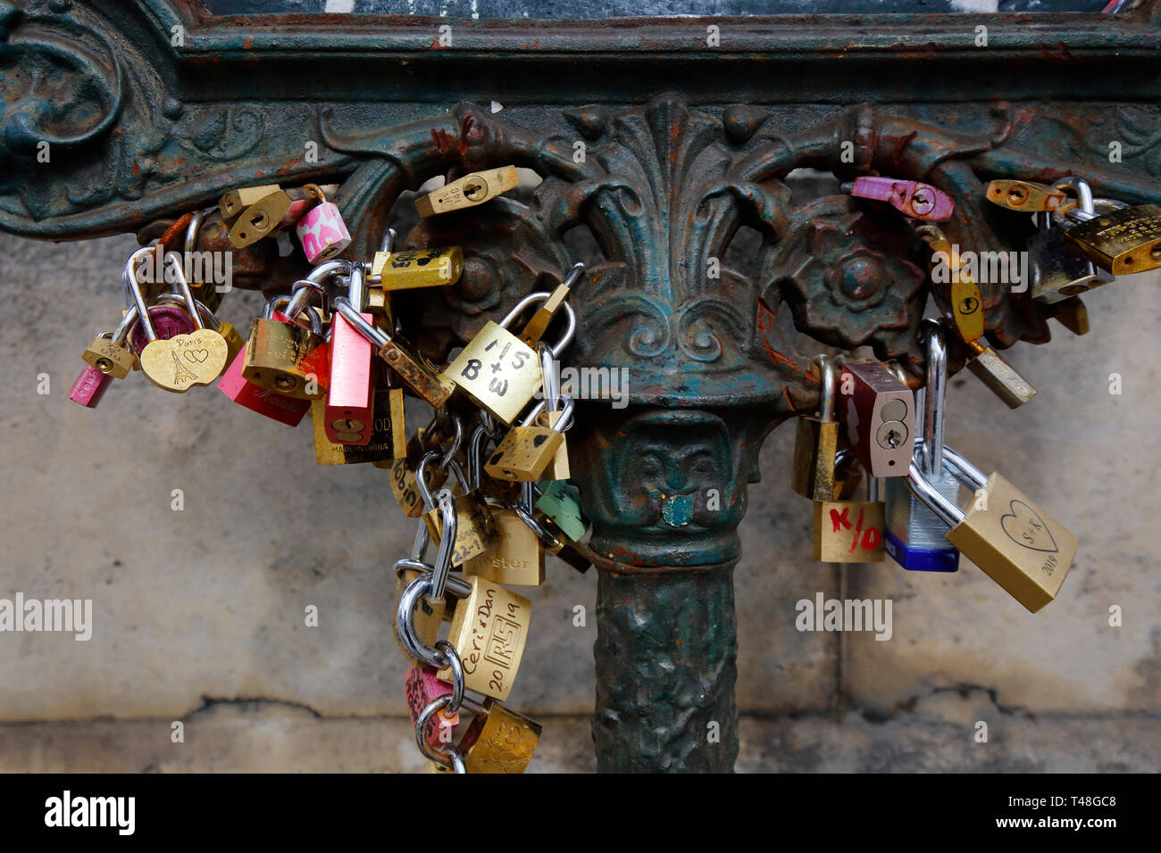 Liebe Sperren auf die Pont de Arts, Paris, Frankreich Stockfoto