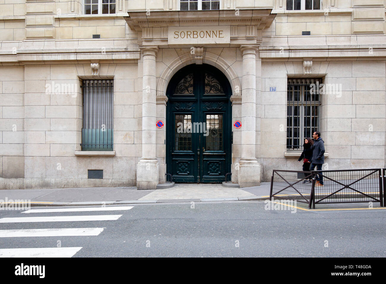 Ein Eingang an der Sorbonne Gebäude an der Rue de la Sorbonne, Paris, Frankreich Stockfoto