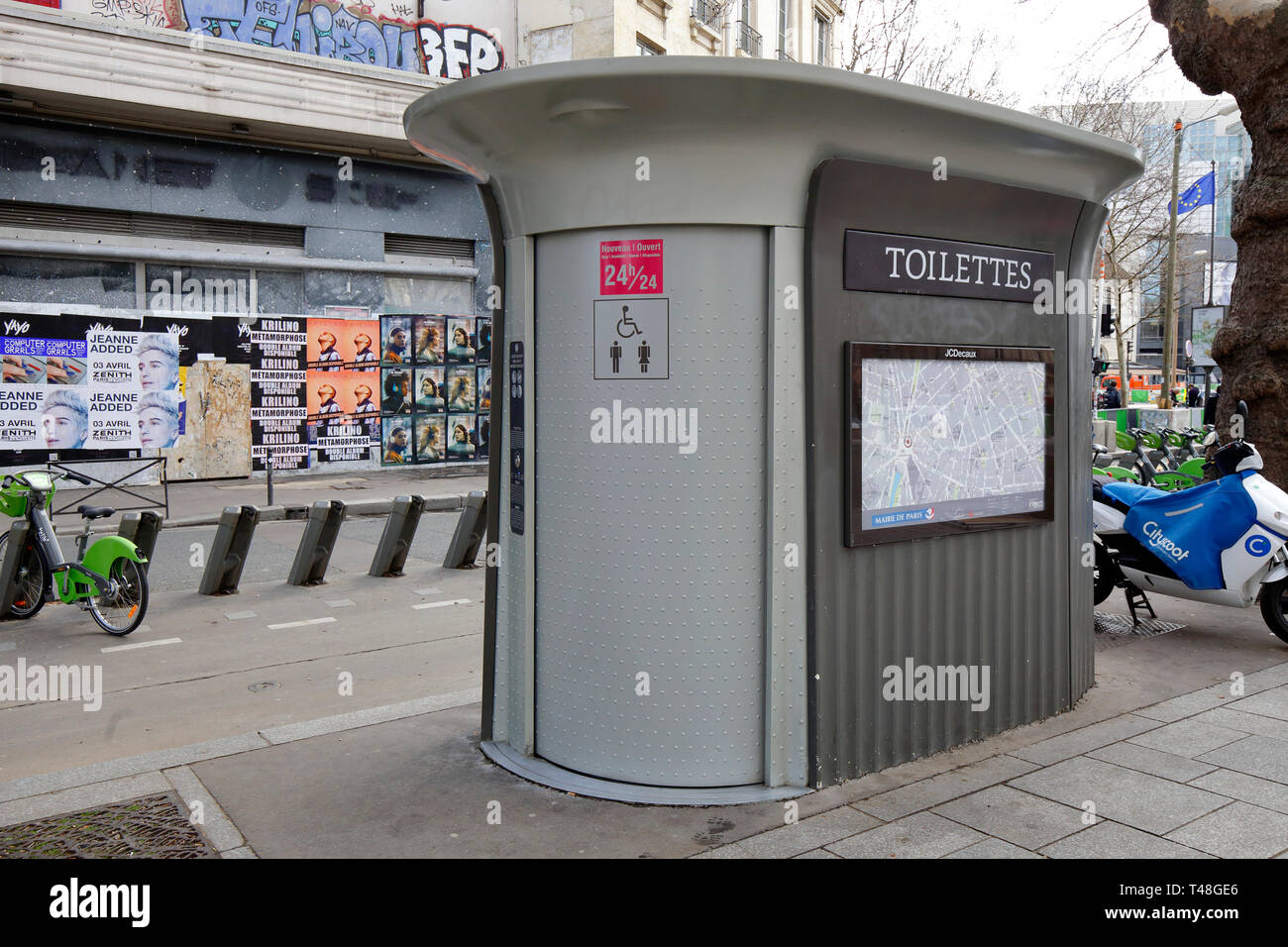 Sanisette, automatische Selbstreinigung, öffentliche Toiletten, in der Nähe des Place de la Bastille, Paris, Frankreich. Die Nutzung der Einrichtungen ist kostenlos. Stockfoto