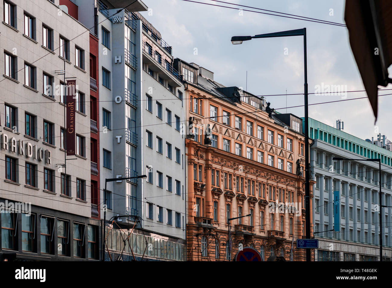Prag, Tschechien - 10. APRIL 2019: Farbenfrohe Gebäude im Stadtzentrum Prags gefunden Stockfoto
