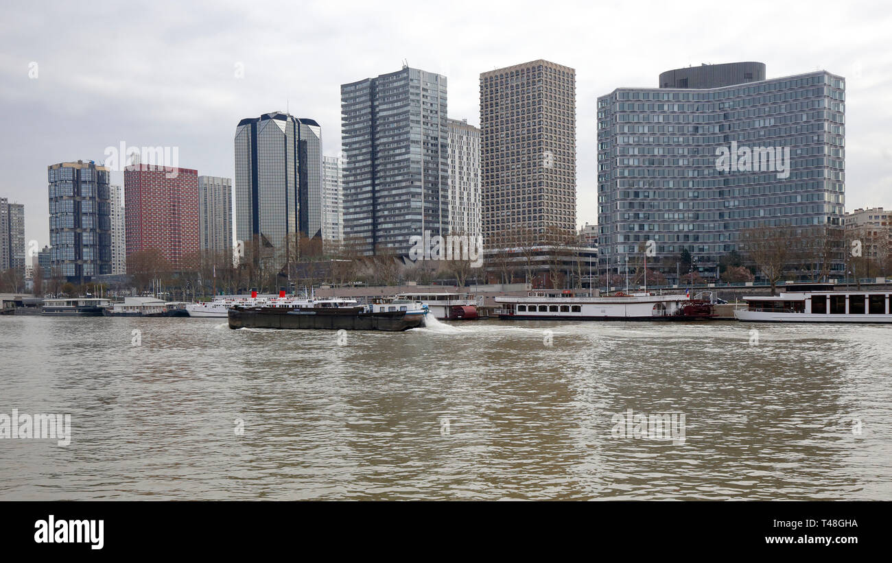 Große Bürogebäude auf dem Quai Andre Citroen, und Quai de Grenelle, Paris, Frankreich Stockfoto