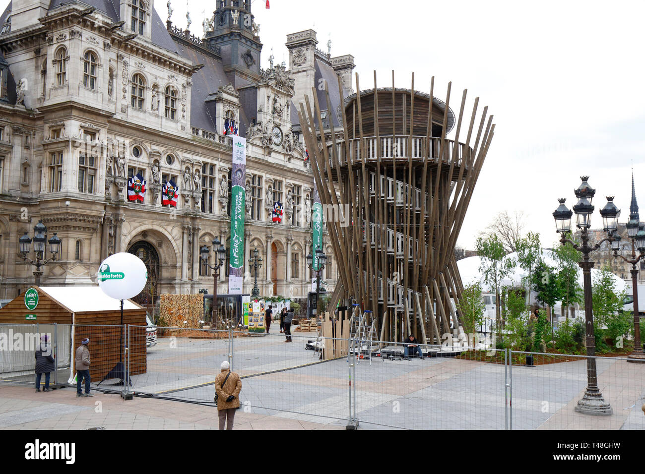 Bau einer Beobachtungsplattform für Besucher der Ausstellung des französischen Nationalen Forstamtes La Forêt im Rathaus, Paris, 20. März 2019 Stockfoto