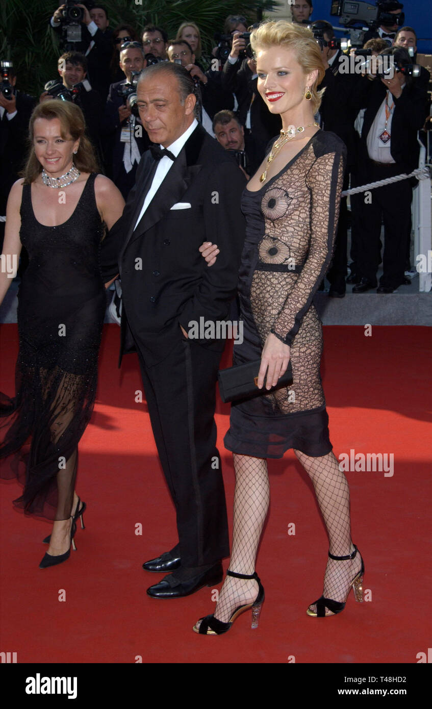 CANNES, Frankreich. 19. Mai 2003: Supermodel Eva Herzigova bei der Vorführung von Dogville beim Filmfestival in Cannes. Stockfoto