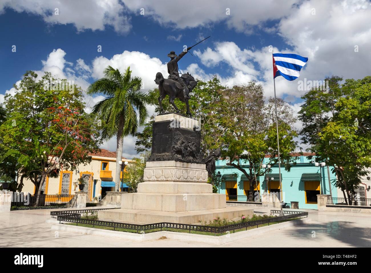 Ignacio Agramonte Public Park auf dem Cuba CityTown Square in Camaguey mit kubanischer Flagge und dem Denkmal für unbekannte Soldatensoldaten Stockfoto