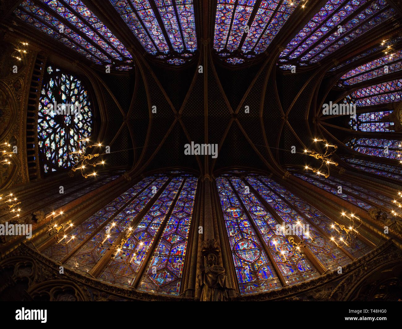 Fischaugenobjektiv, das Dach und das Innere der Sainte-Chapelle in Paris, Frankreich Stockfoto