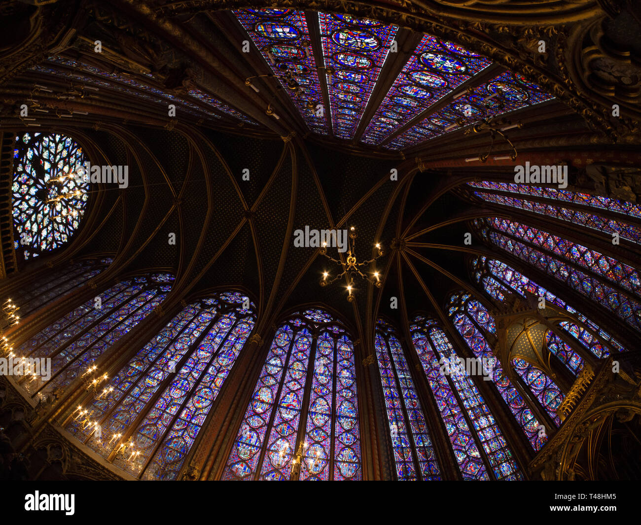 Fischaugenobjektiv, das Dach und das Innere der Sainte-Chapelle in Paris, Frankreich Stockfoto