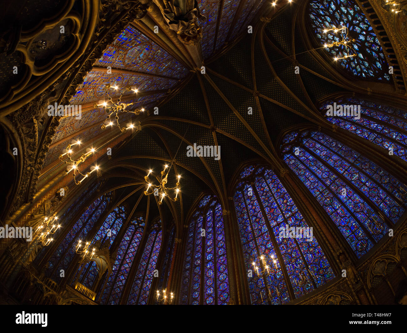 Weitwinkelobjektiv, Innenansicht der Sainte-Chapelle in Paris, Frankreich Stockfoto