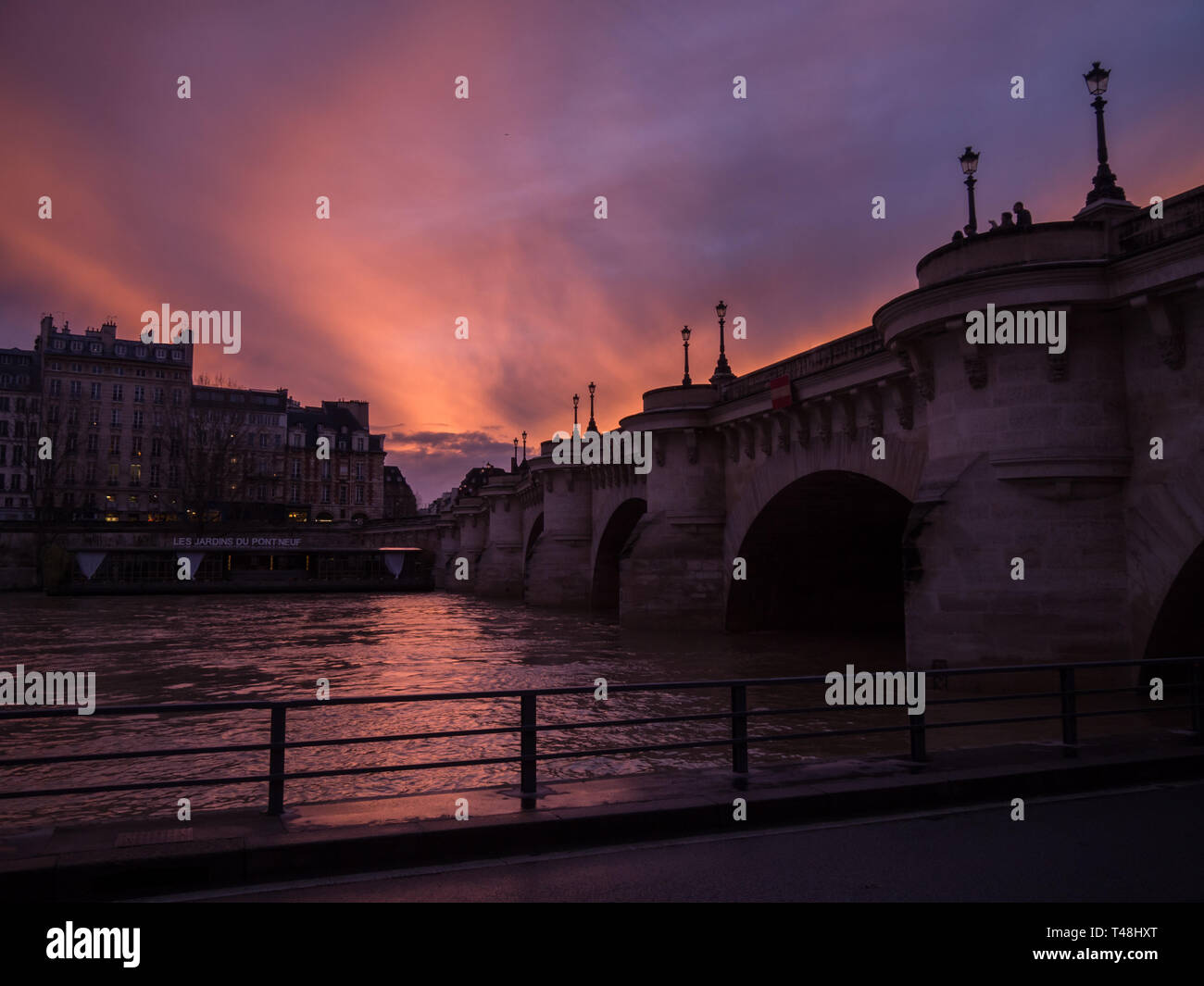 Leute, die sich Paris Sonnenuntergang am Pont de la Concorde Stockfoto