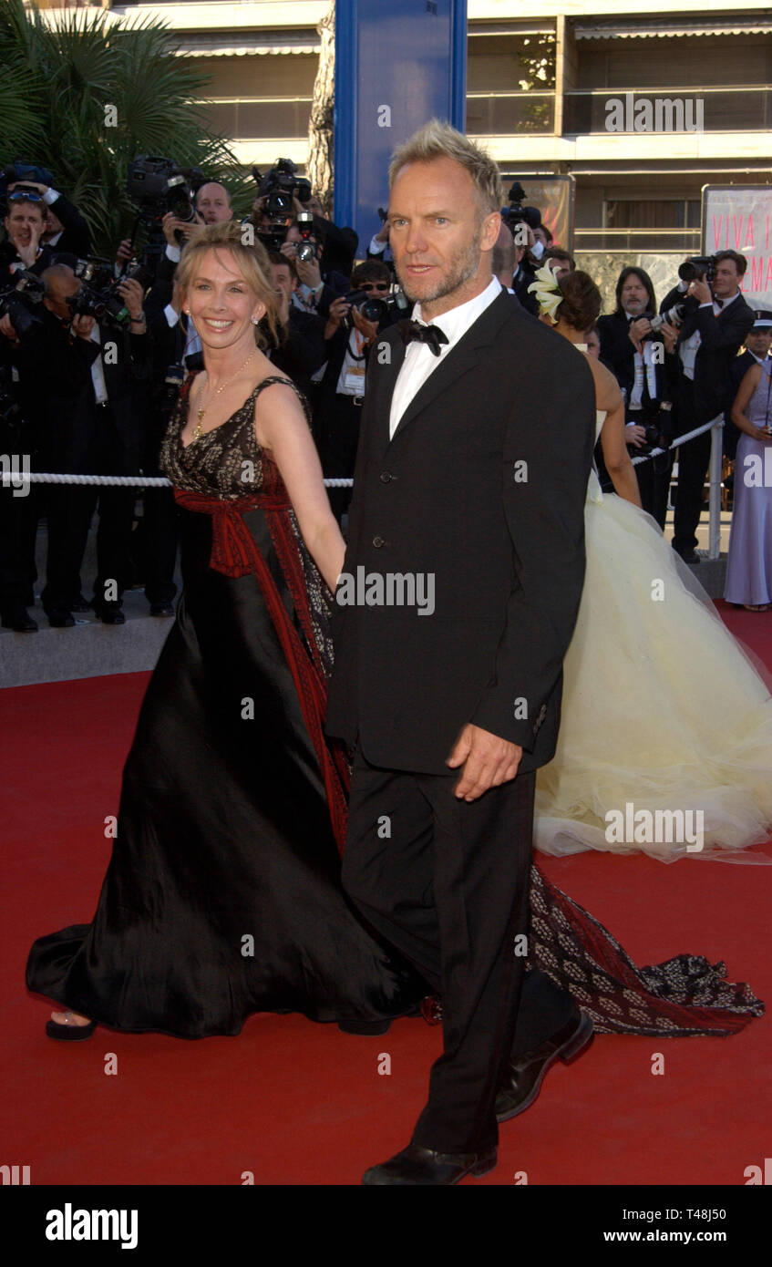 CANNES, Frankreich. 23. Mai 2003: Popstar STING & Schauspielerin Frau Trudie Styler bei der Vorführung bei den Filmfestspielen von Cannes für Mystic River. Stockfoto