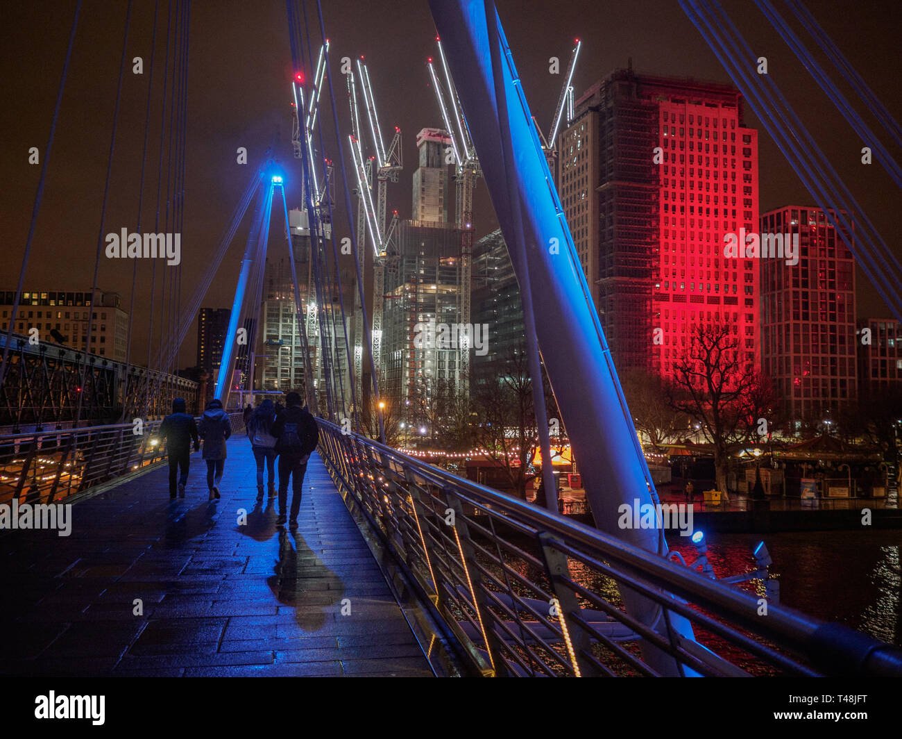 Golden Jubilee Bridges in London bei Nacht Stockfoto