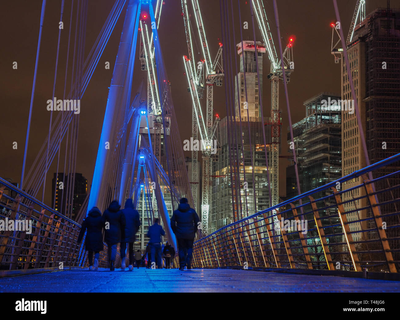 Golden Jubilee Bridges in London bei Nacht Stockfoto