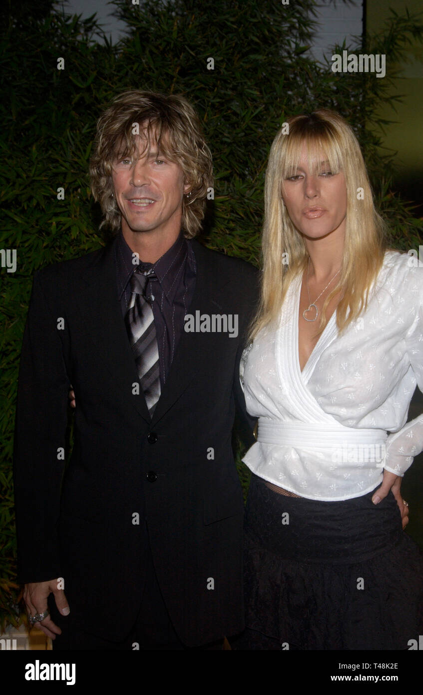 LOS ANGELES, Ca. September 28, 2003: Guns'n'Roses star DUFF McKAGAN & Frau Susan bei der Eröffnung der Designerin Stella McCartney's erste Los Angeles speichern. Stockfoto