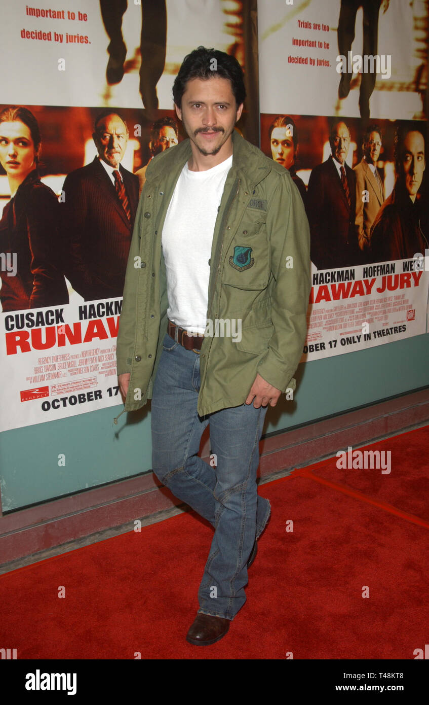 LOS ANGELES, Ca. Oktober 09, 2003: Clifton Collins jr. bei der Weltpremiere in Hollywood, von Runaway Jury. Stockfoto