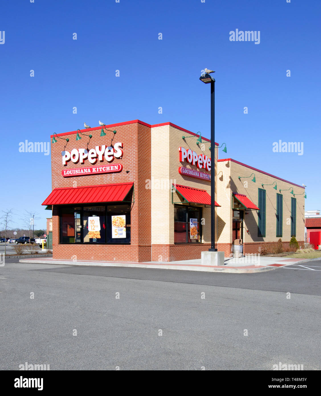 Popeyes fast food Restaurant, einer US-Kette für Southern Fried Chicken, außen mit einem sonnigen blauen Himmel in New Bedford, Massachusetts, USA Stockfoto