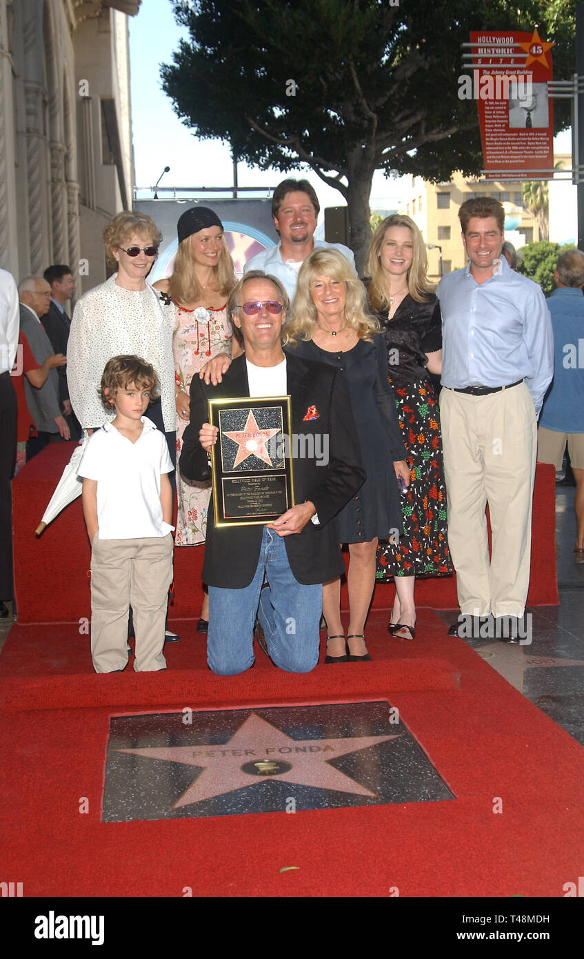 LOS ANGELES, Ca. Oktober 22, 2003: Schauspieler Peter Fonda & Familie auf dem Hollywood Blvd, wo er mit den 2.241 st Stern auf dem Hollywood Walk of Fame geehrt wurde. Stockfoto