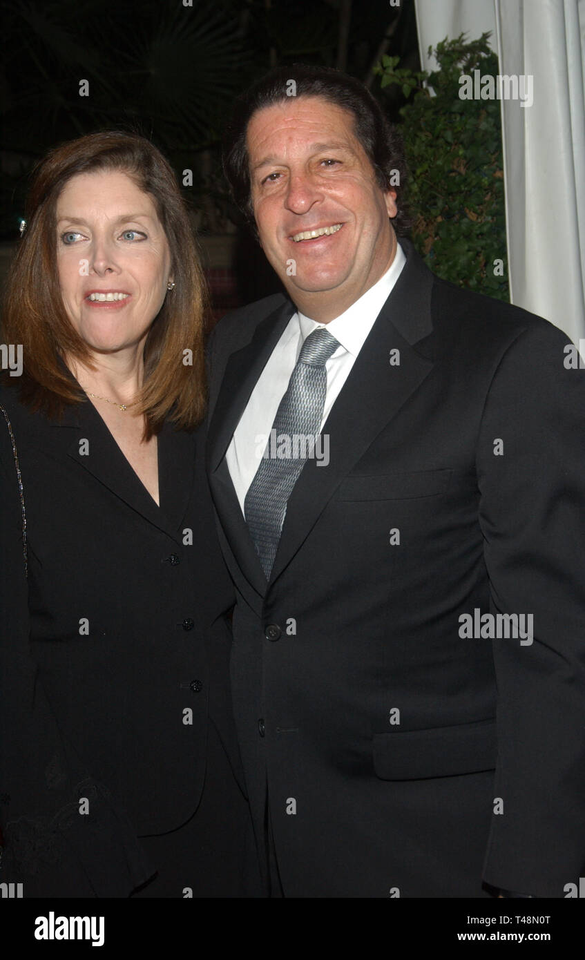 LOS ANGELES, Ca. November 01, 2003: Warner Bros. TV-Vorsitzender Peter ROTH & Frau auf einer Party in Los Angeles bis zu 100 Episode der TV-Serie The West Wing feiern. Stockfoto