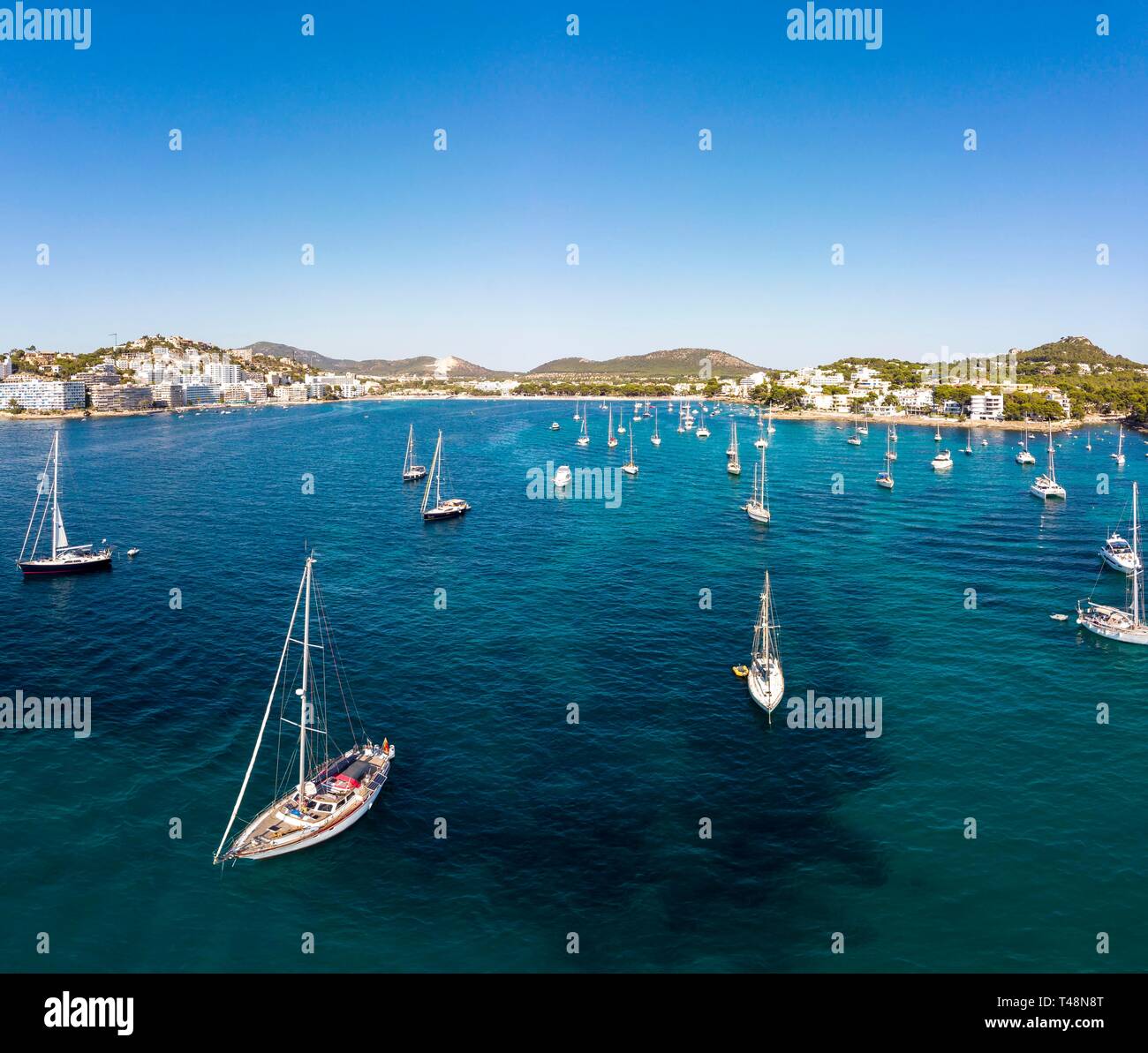 Luftaufnahme, Blick auf die Bucht von Santa Ponca mit Segelyachten, Mallorca, Balearen, Spanien Stockfoto