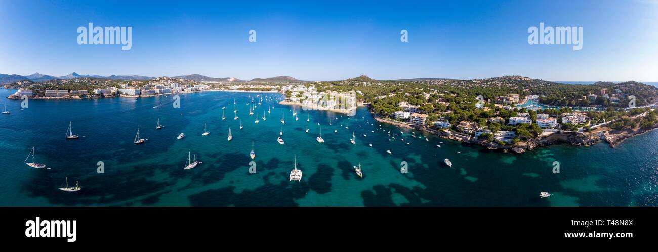 Luftaufnahme, Blick auf die Bucht von Santa Ponca mit Segelyachten, Mallorca, Balearen, Spanien Stockfoto