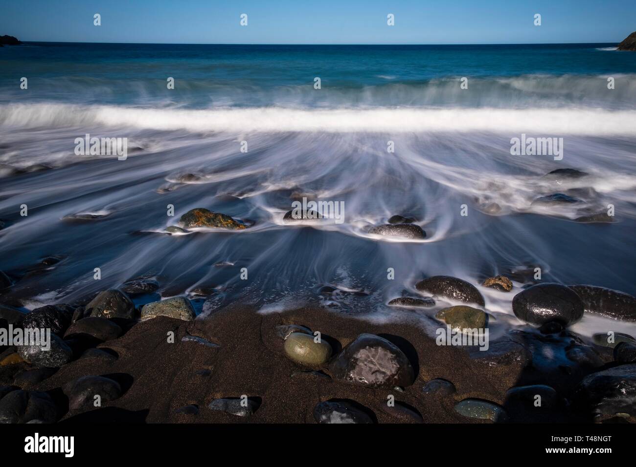 Schwarze Steine im Wave Naht am Strand, Langzeitbelichtung, Strand Playa de Vallehermoso, Gomera, Kanarische Inseln, Spanien Stockfoto