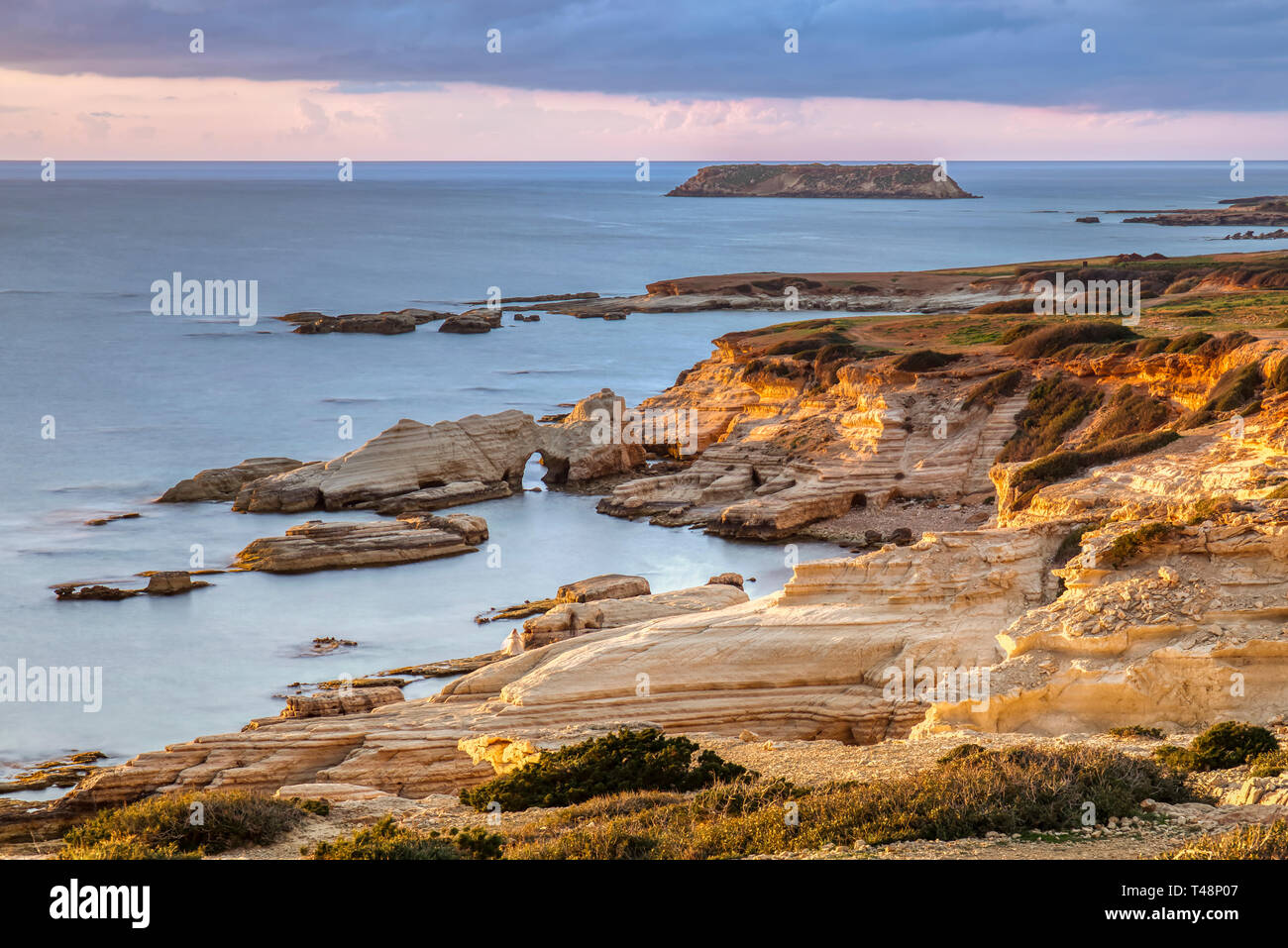 Die Meereshöhlen an der Westküste Zyperns sind ein landschaftlich reizvoller Höhepunkt des Landes und eine Touristenattraktion. Stockfoto