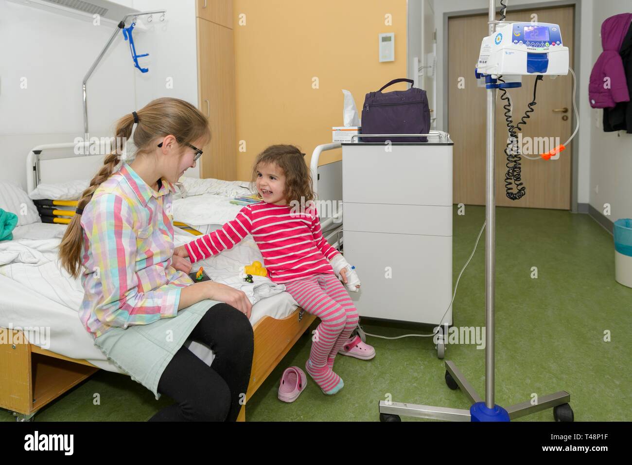 Mädchen, 3 Jahre, Besuch der Schwester, 12 Jahre, im Krankenhaus, Deutschland Stockfoto