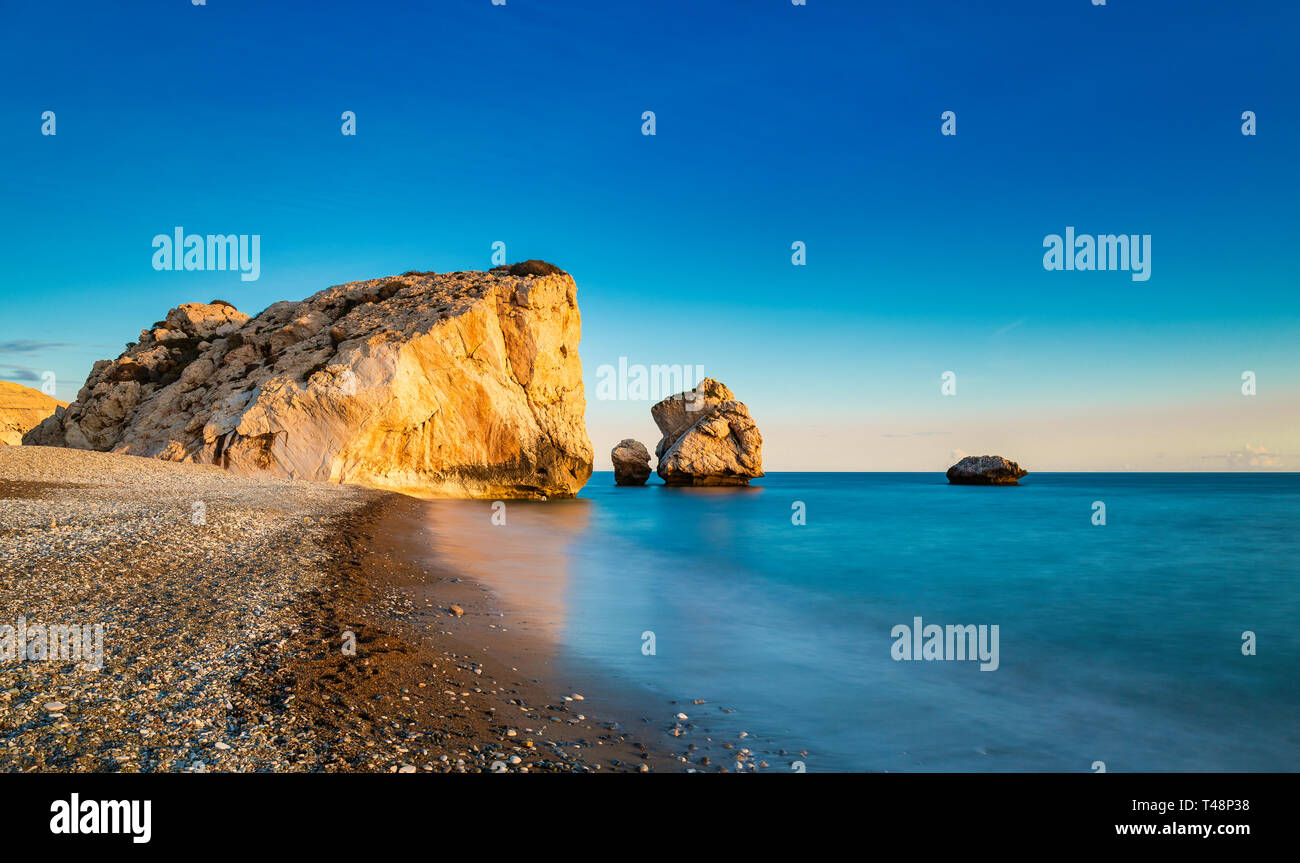 Aphrodites Rock ist ein berühmtes landschaftlicher Höhepunkt auf der Insel Zypern, der viele Besucher anzieht. Stockfoto