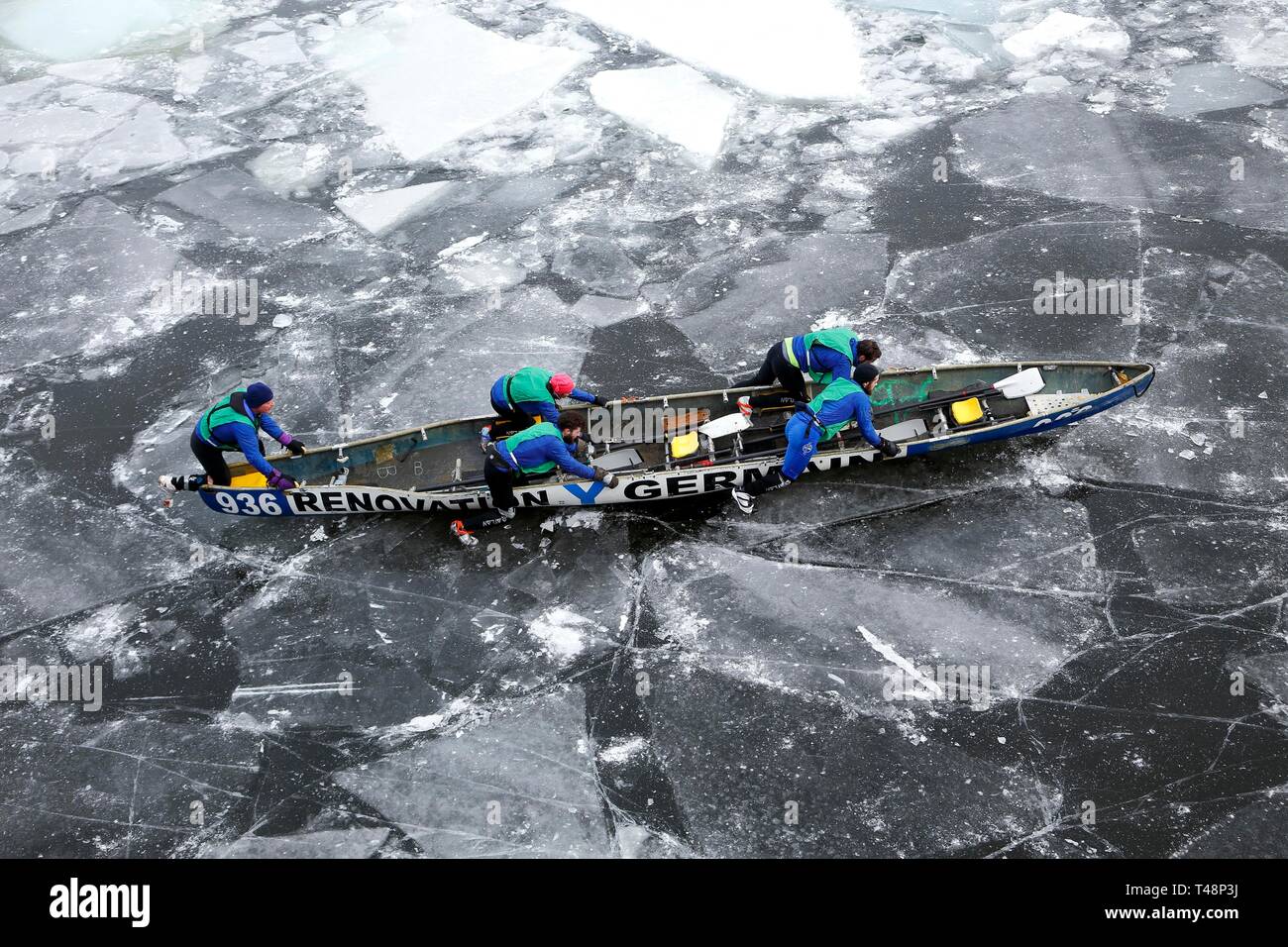 Canoe Race Challenge über den gefrorenen St. Lawrence River, Montreal, Provinz Quebec, Kanada Stockfoto