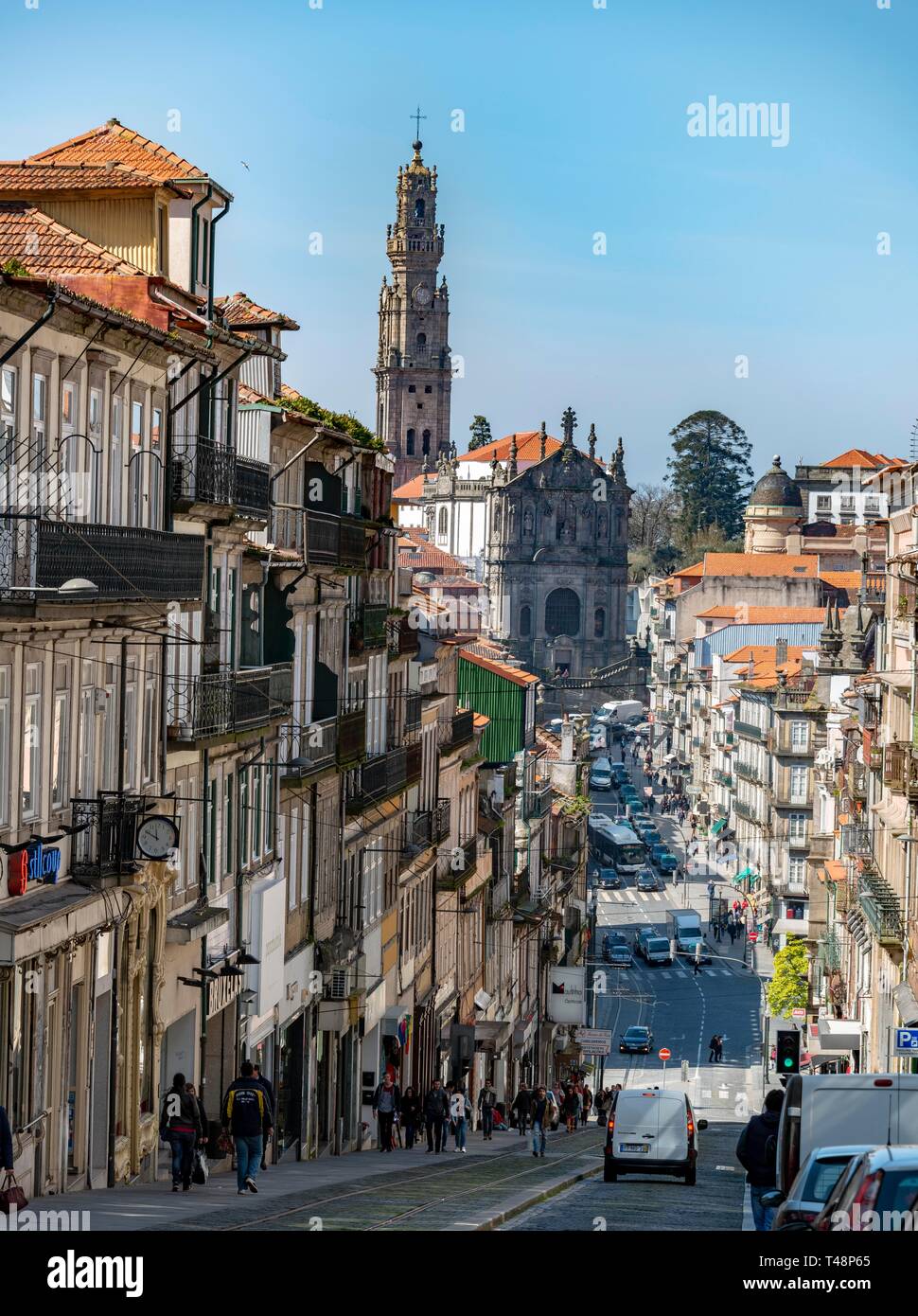Straße bergab zur Kirche Igreja dos Clerigos, Clerigos Kirche mit Glockenturm, UNESCO-Weltkulturerbe, Altstadt, Porto, Portugal Stockfoto