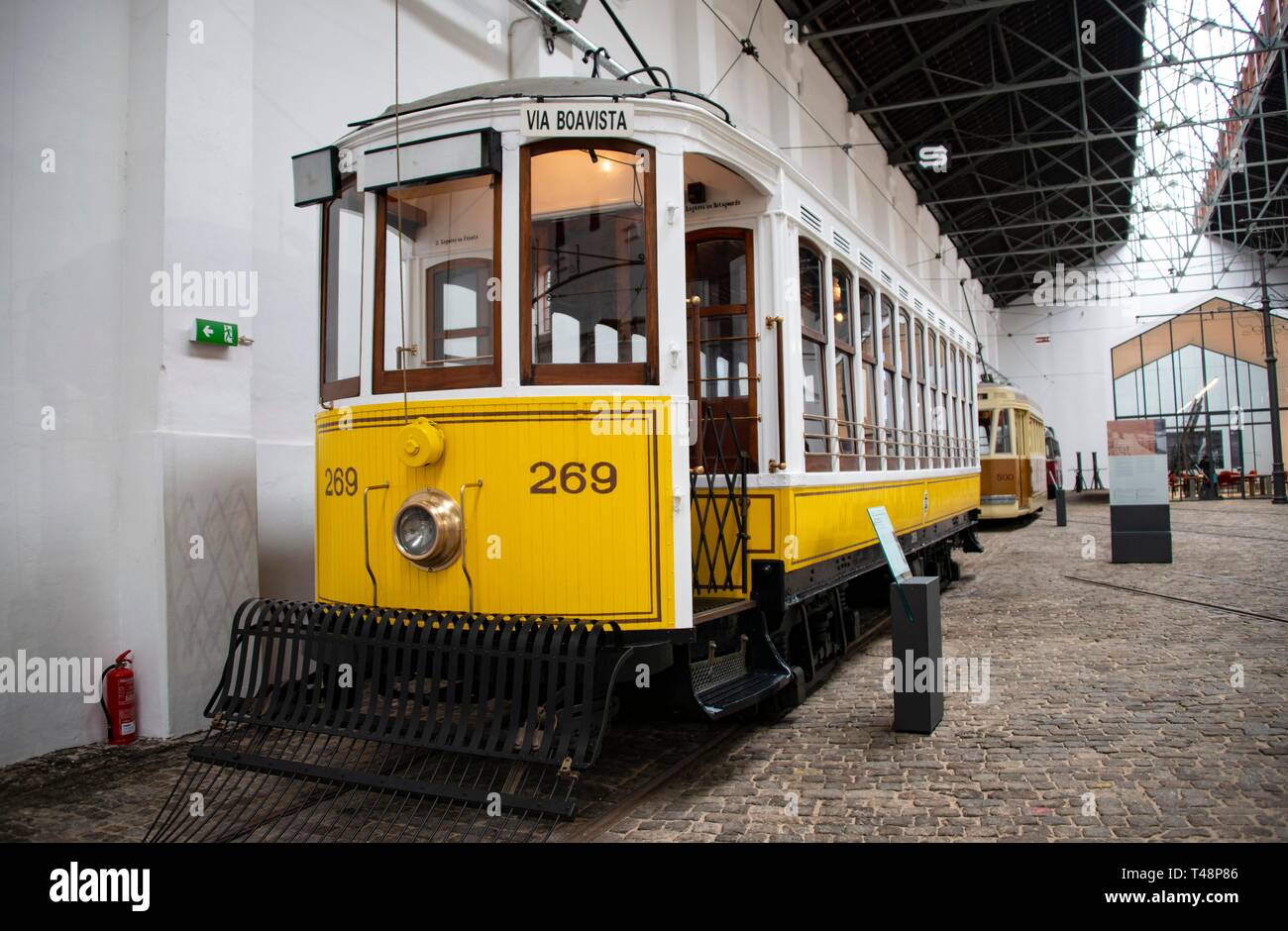 Gelbe historische Straßenbahn, Straßenbahn-Museum, das Museu do Carro Electrico da Cidade do Porto, Porto, Portugal Stockfoto