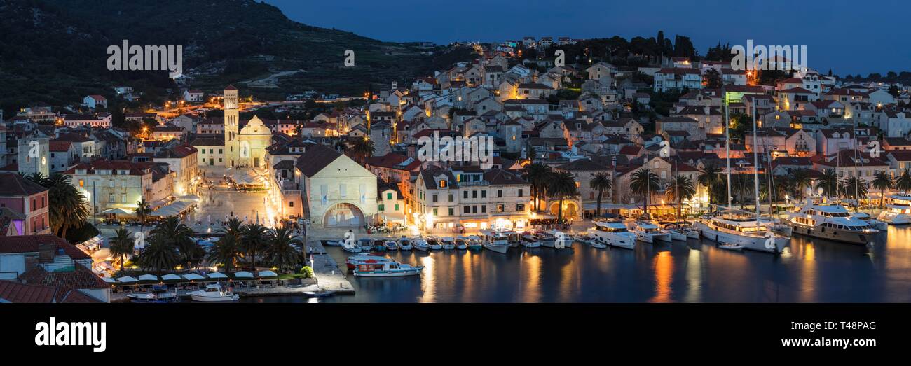 Blick über den Hafen und die Altstadt von Hvar, Insel Hvar, Dalmatien, Kroatien Stockfoto